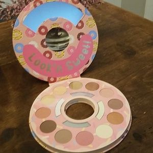 Eyeshadow and highlight palette